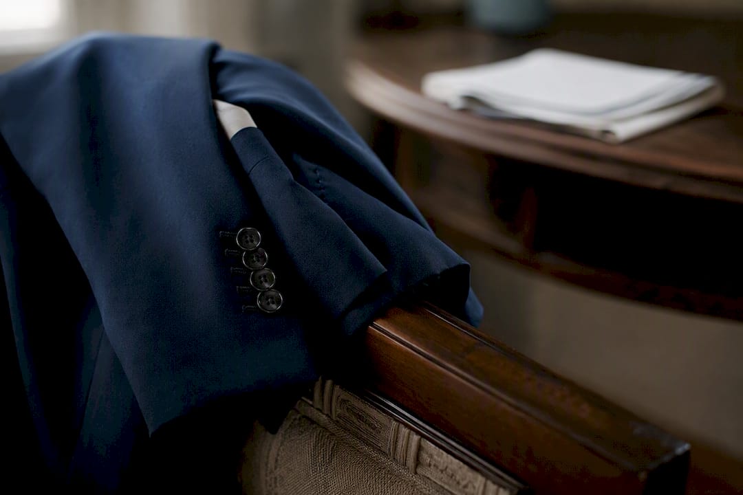 深蓝色婚礼西服袖口细节展示